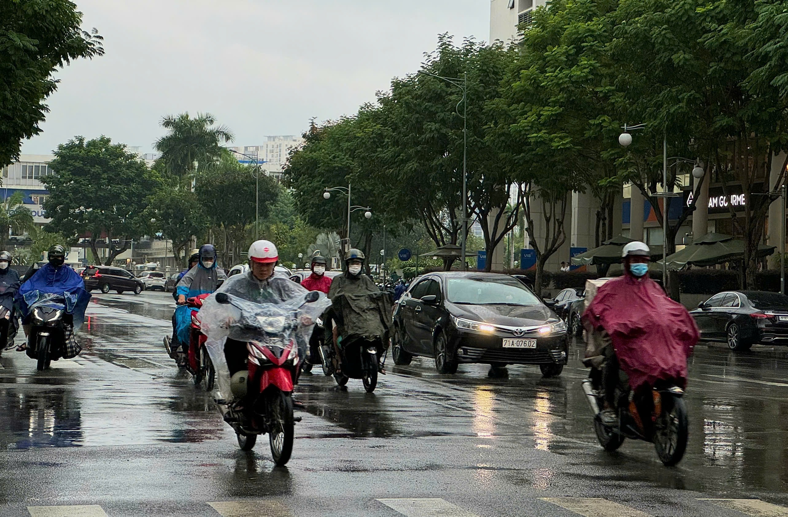 Cơn mưa k&eacute;o d&agrave;i ở TP HCM - Ảnh 1.
