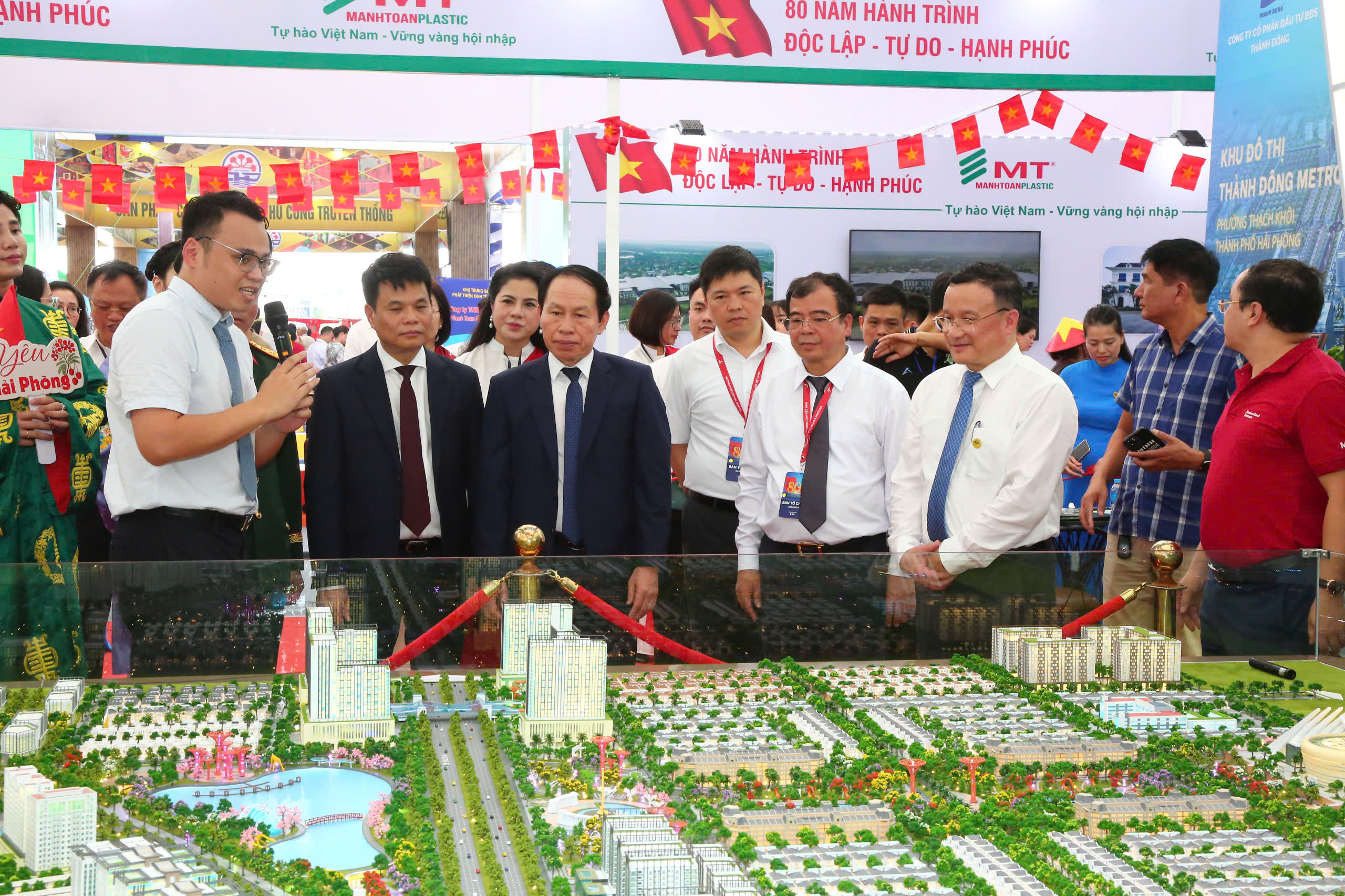 Hải Ph&ograve;ng tổ chức đưa đ&oacute;n miễn ph&iacute; tham quan Triển l&atilde;m A80 tại H&agrave; Nội - Ảnh 1.