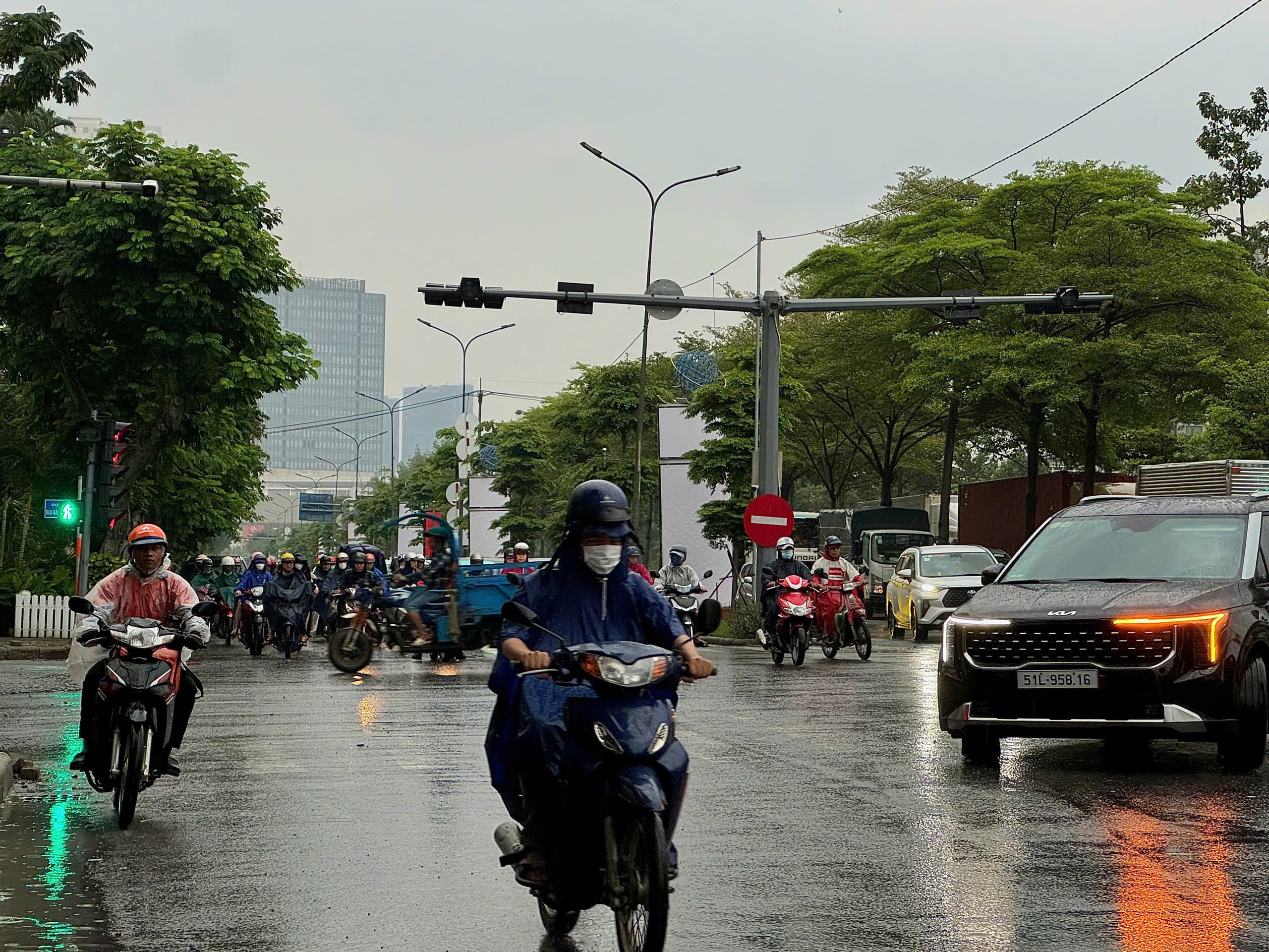 Cơn mưa k&eacute;o d&agrave;i ở TP HCM - Ảnh 3.