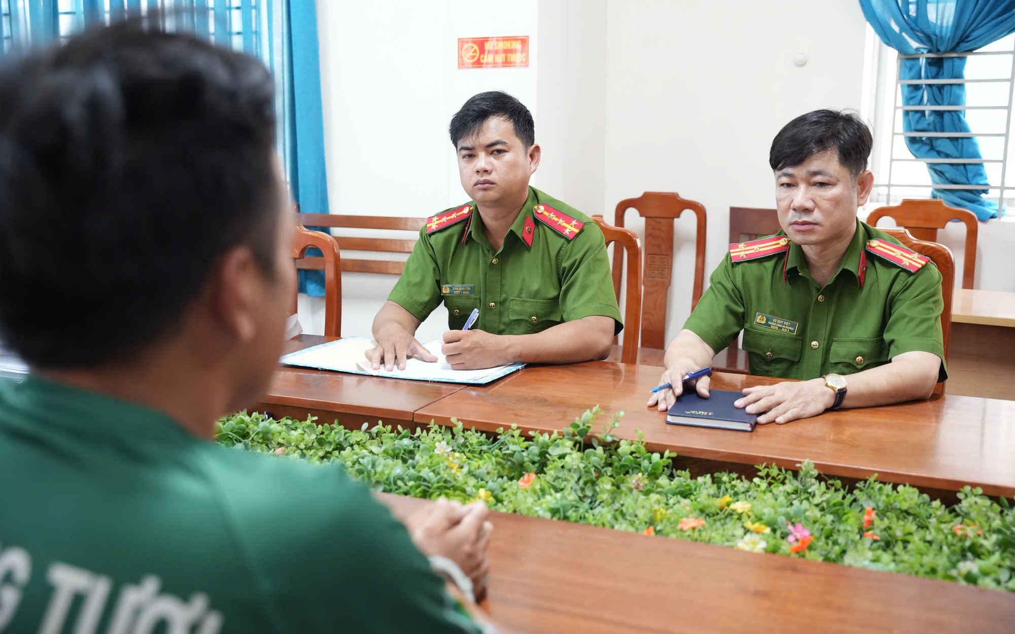 Công an TP HCM bắt khẩn cấp Youtuber Phương Áo Vàng