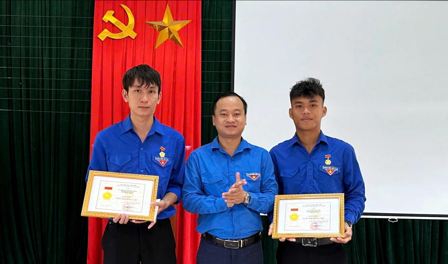 Hai ch&agrave;ng trai lao xuống s&ocirc;ng Kiến Giang cứu người phụ nữ nhảy cầu tự tử - Ảnh 1.