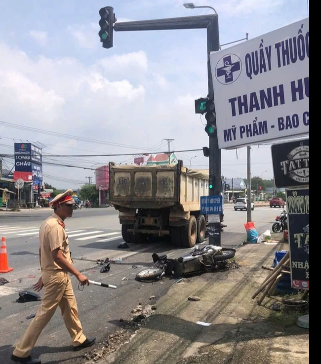 Hiện trường xe ben t&ocirc;ng h&agrave;ng loạt phương tiện đang chờ đ&egrave;n đỏ ở TP HCM- Ảnh 2.