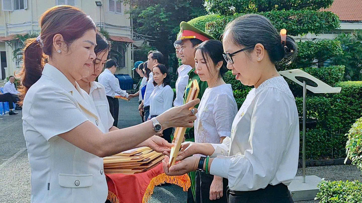 Phường B&igrave;nh Thạnh khen thưởng c&aacute;n bộ thực hiện m&ocirc; h&igrave;nh ch&iacute;nh quyền địa phương 2 cấp - Ảnh 2.