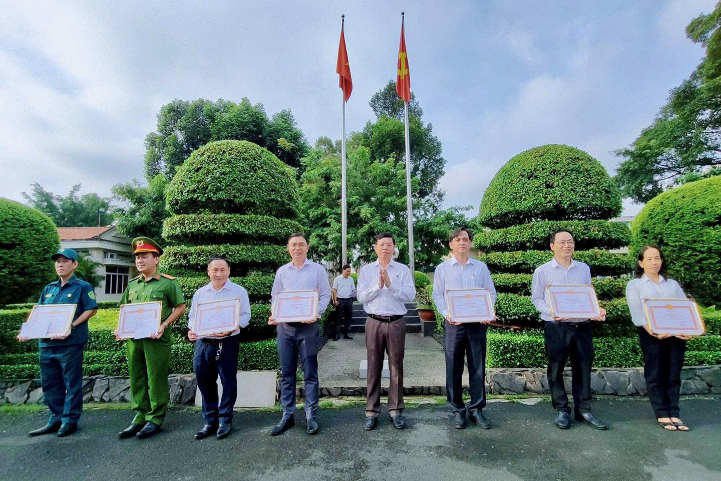 Phường B&igrave;nh Thạnh khen thưởng c&aacute;n bộ thực hiện m&ocirc; h&igrave;nh ch&iacute;nh quyền địa phương 2 cấp - Ảnh 1.