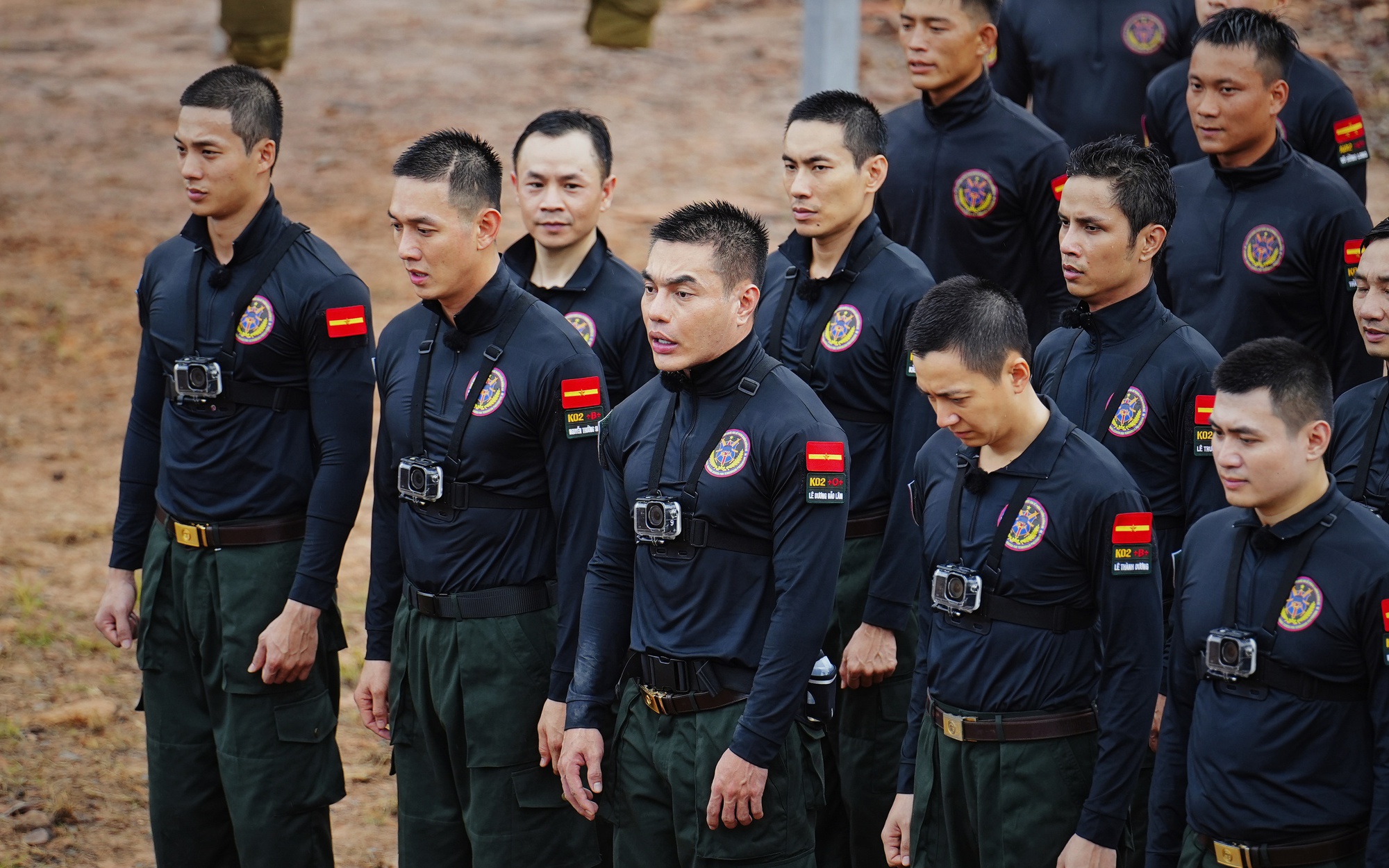 Liên Bỉnh Phát ngồi xe lăn, nói lời chia tay "Chiến sĩ quả cảm"