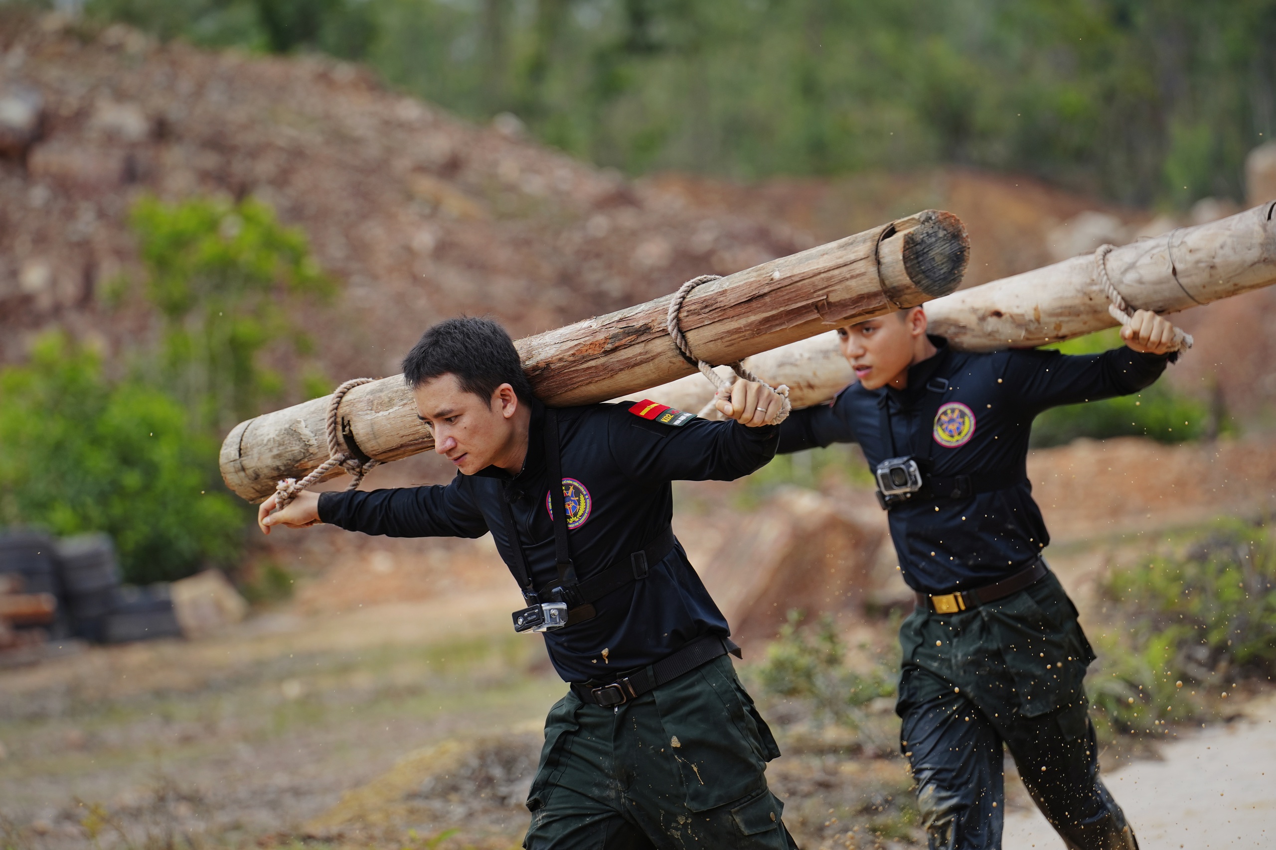 Li&ecirc;n Bỉnh Ph&aacute;t ngồi xe lăn, n&oacute;i lời chia tay "Chiến sĩ quả cảm"- Ảnh 1.