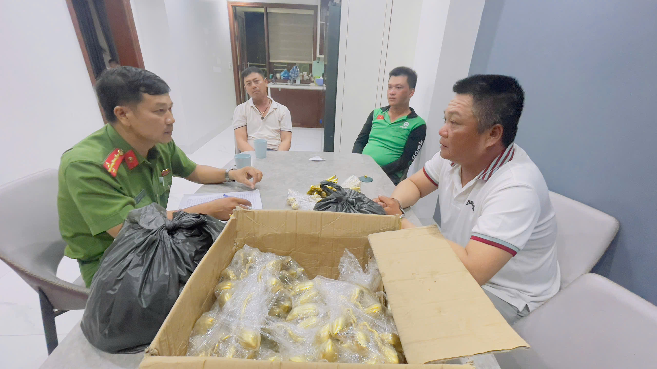 Đổi chiếc nhẫn 5.000 USD lấy cổ vật bằng v&agrave;ng, b&agrave; cụ ở Huế t&aacute; hỏa v&igrave; bị lừa - Ảnh 1.