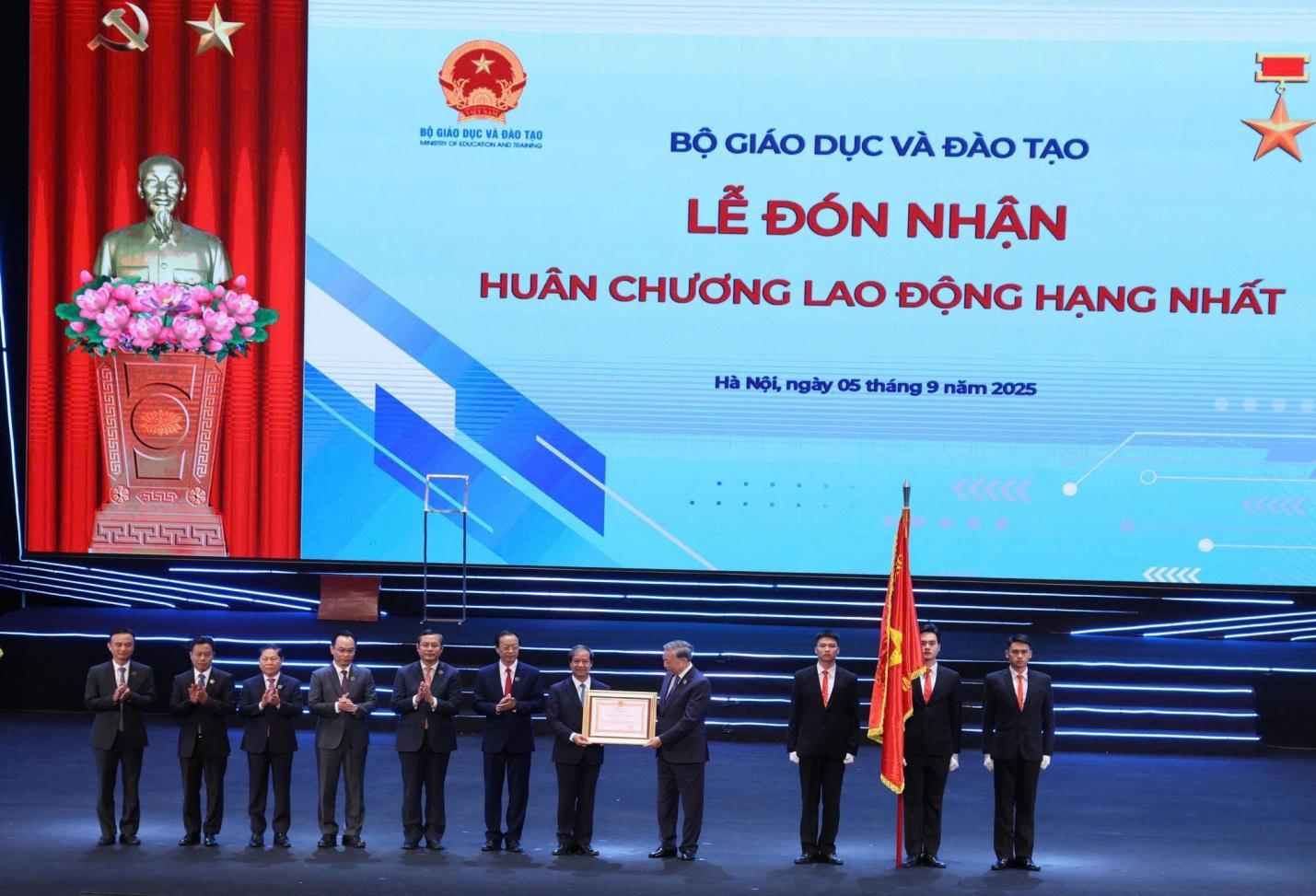 Lễ kỷ niệm 80 năm truyền thống ng&agrave;nh Gi&aacute;o dục v&agrave; khai giảng năm học 2025 - 2026- Ảnh 3.