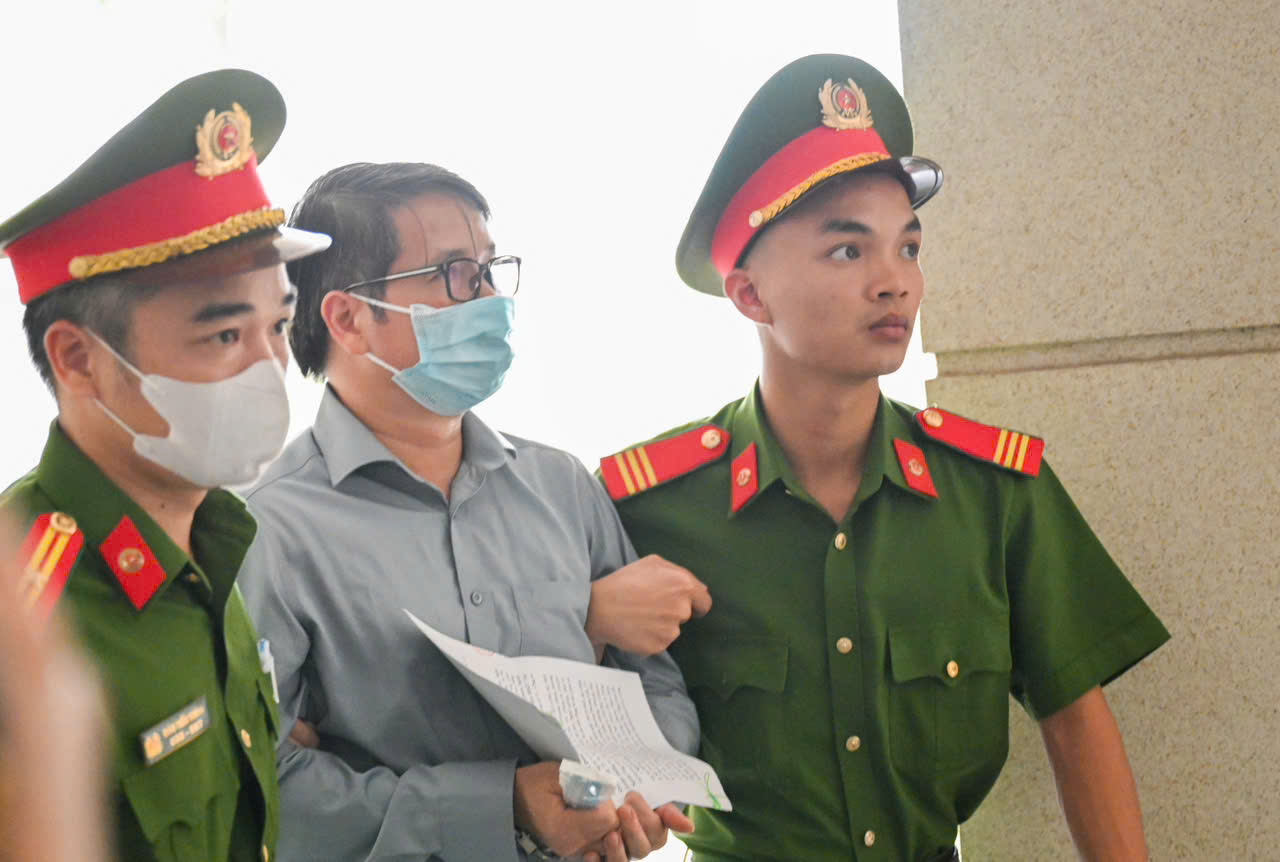 Cựu phó Chủ nhiệm Văn phòng Quốc hội, cựu Trợ lý Chủ tịch Quốc hội hầu toà - Ảnh 4.