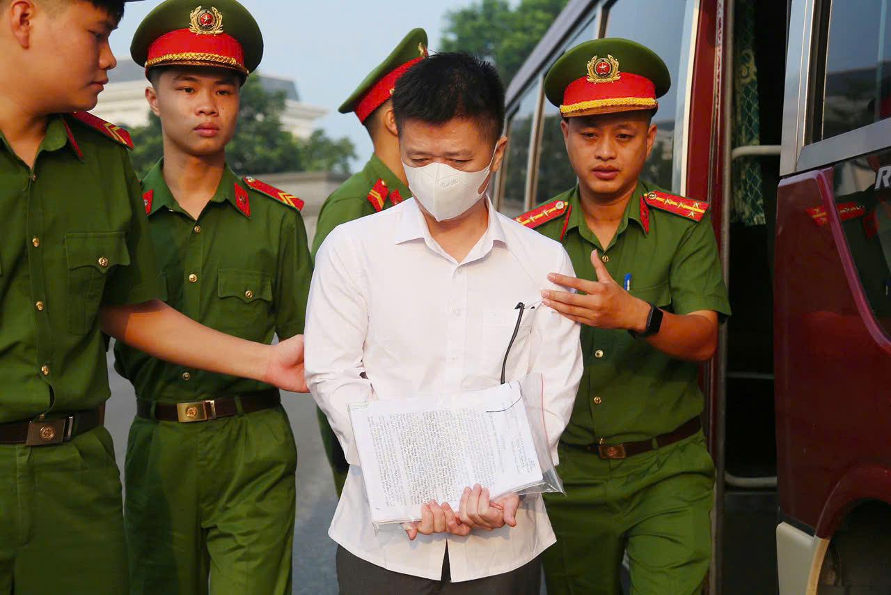 Cựu phó Chủ nhiệm Văn phòng Quốc hội, cựu Trợ lý Chủ tịch Quốc hội hầu toà - Ảnh 12.