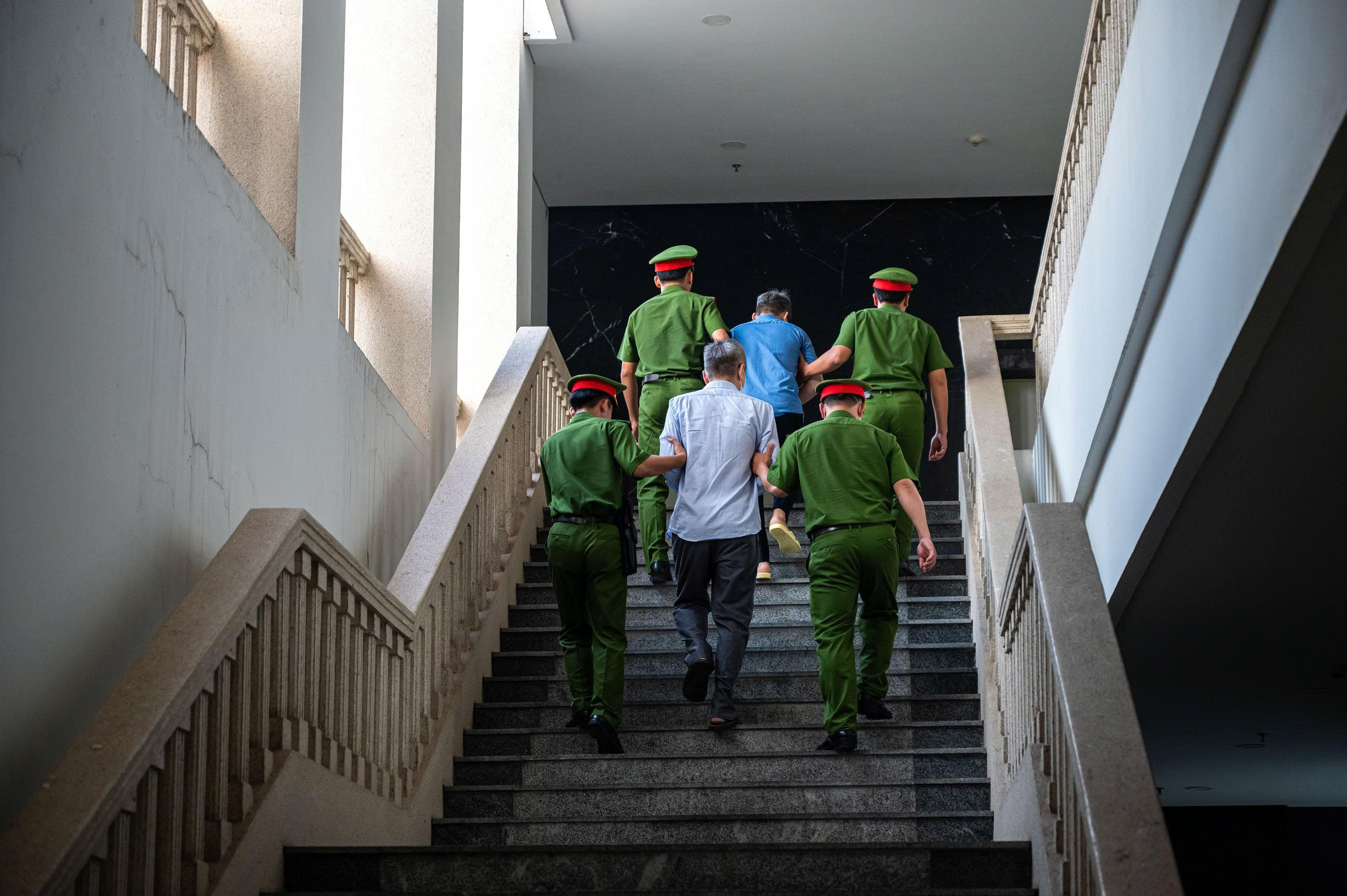 Cựu phó Chủ nhiệm Văn phòng Quốc hội, cựu Trợ lý Chủ tịch Quốc hội hầu toà - Ảnh 14.