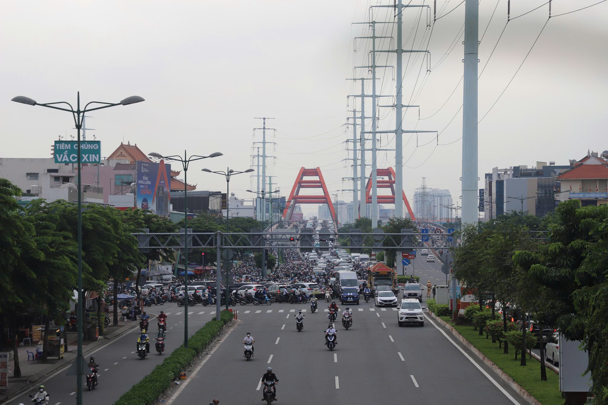 &Ugrave;n tắc giao th&ocirc;ng nghi&ecirc;m trọng tr&ecirc;n Phạm Văn Đồng s&aacute;ng đầu tuần khiến người d&acirc;n khổ sở - Ảnh 6.