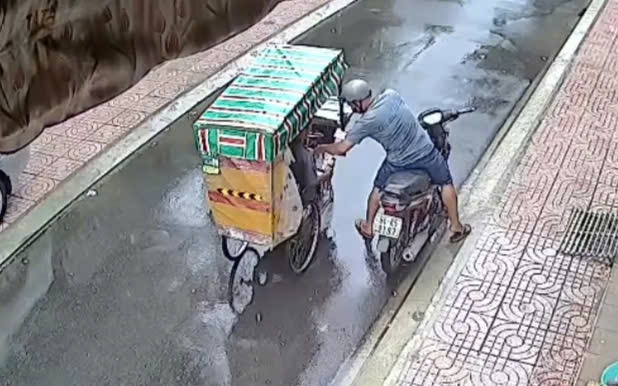 Khởi tố kẻ cướp giật 97 tờ vé số của người ngồi bán trên xe lăn