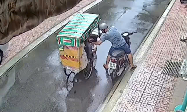 Khởi tố kẻ cướp giật vé số từ người bán trên xe lăn tại Đồng Tháp - Ảnh 2.