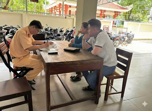 Tài xế ô tô TP HCM dằn mặt xe khác , bị xử phạt vi phạm giao thông - Ảnh 1.