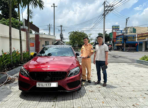 Tài xế ô tô TP HCM dằn mặt xe khác , bị xử phạt vi phạm giao thông - Ảnh 2.