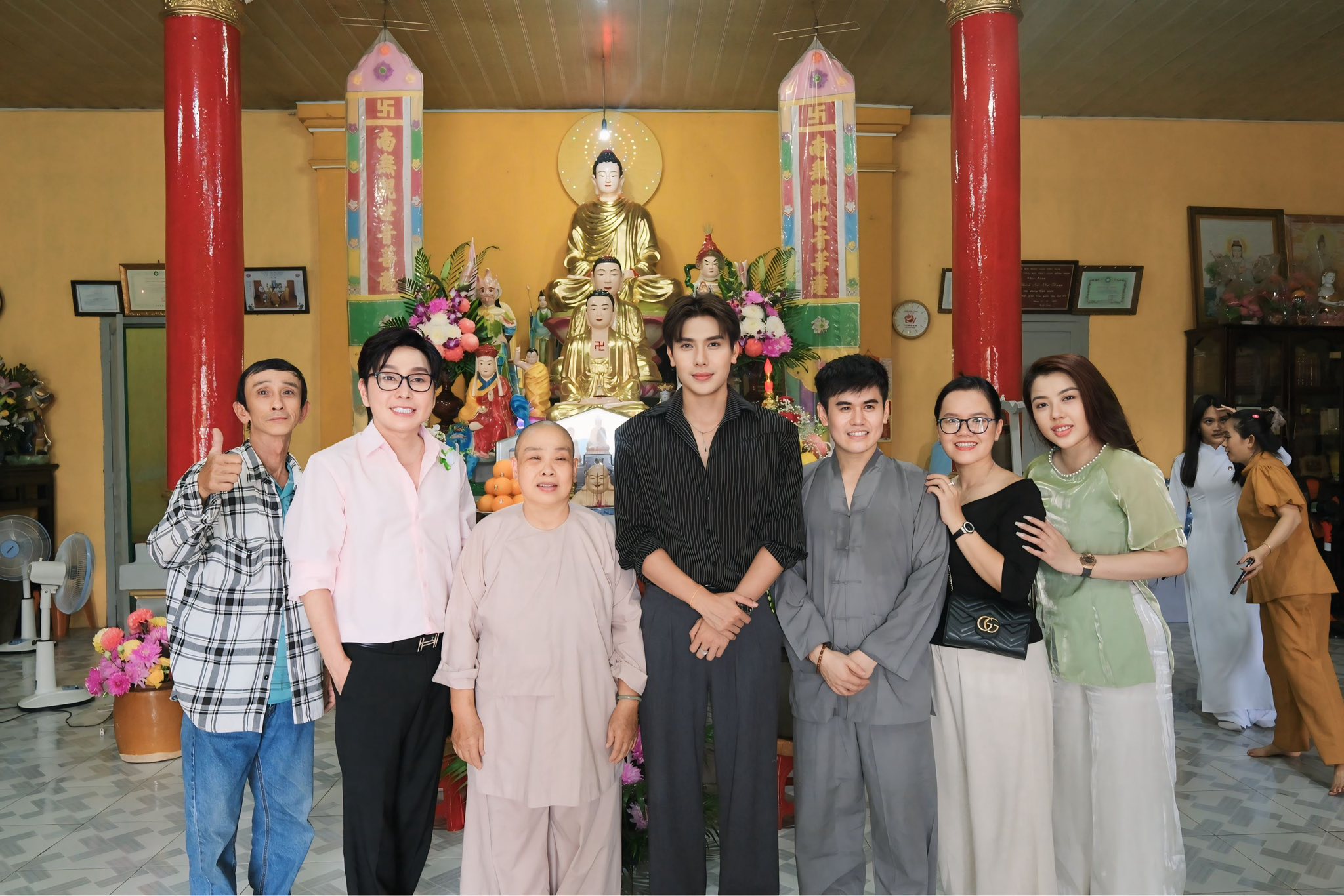 NSƯT Vũ Luân, ca sĩ Phạm Anh Tuấn trao quà cho bà con nghèo Mùa Vu Lan- Ảnh 4.