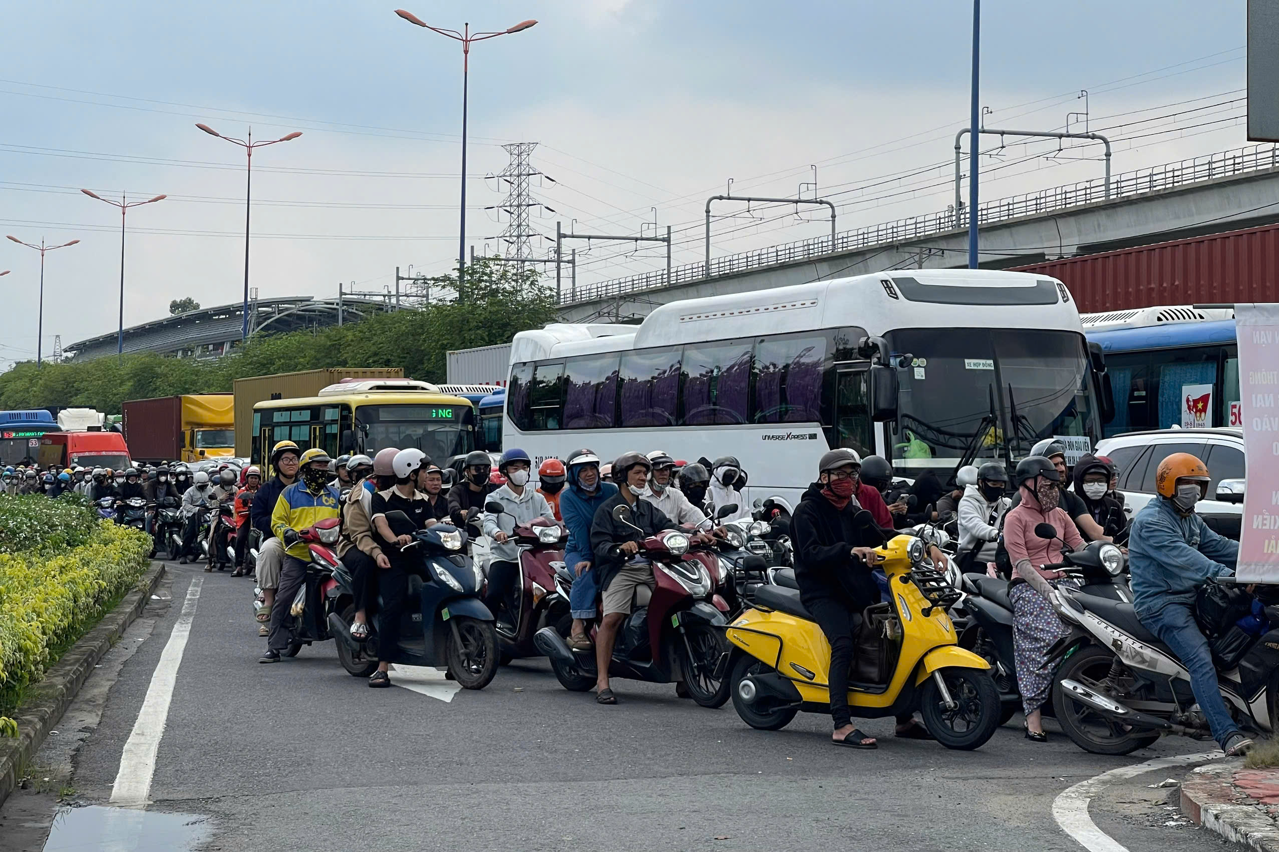 &Ugrave;n tắc giao th&ocirc;ng V&otilde; Nguy&ecirc;n Gi&aacute;p trưa nay g&acirc;y kh&oacute; khăn cho người d&acirc;n TP HCM - Ảnh 3.
