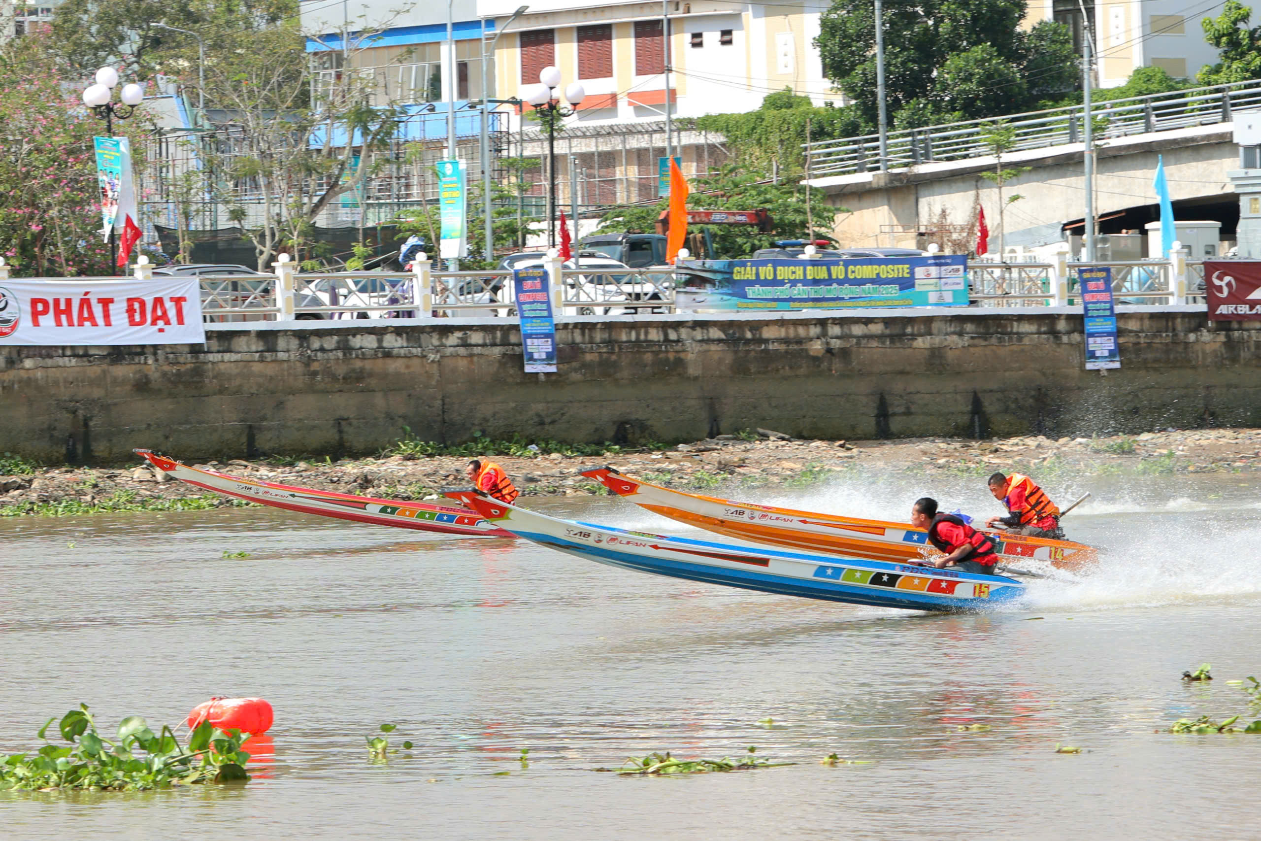S&ocirc;ng nước Cần Thơ s&ocirc;i động ng&agrave;y đầu năm với cuộc đua vỏ composite "nghẹt thở" - Ảnh 3.