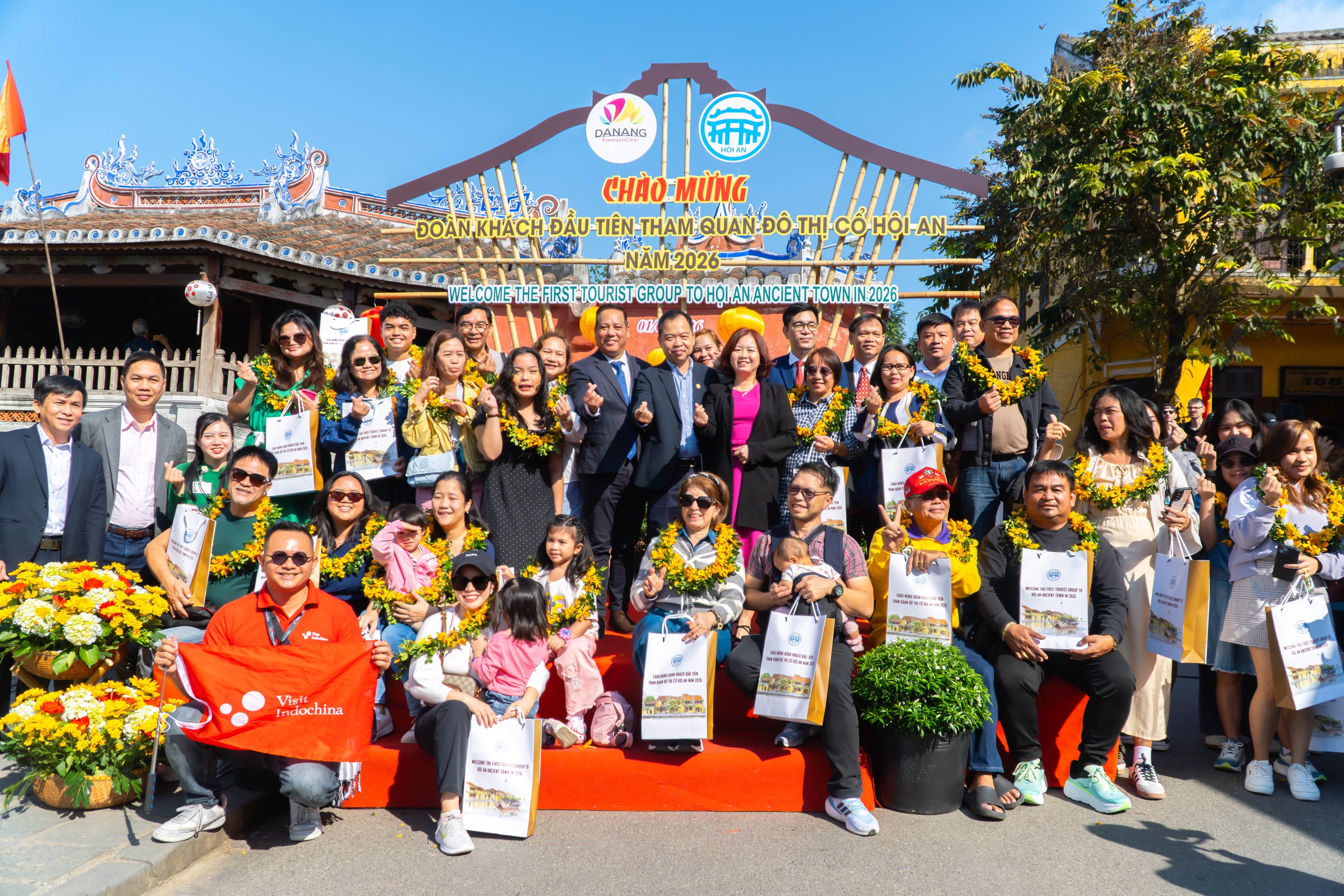 Rộn ràng đón đoàn du khách xông đất Hội An đầu năm mới - Ảnh 5.