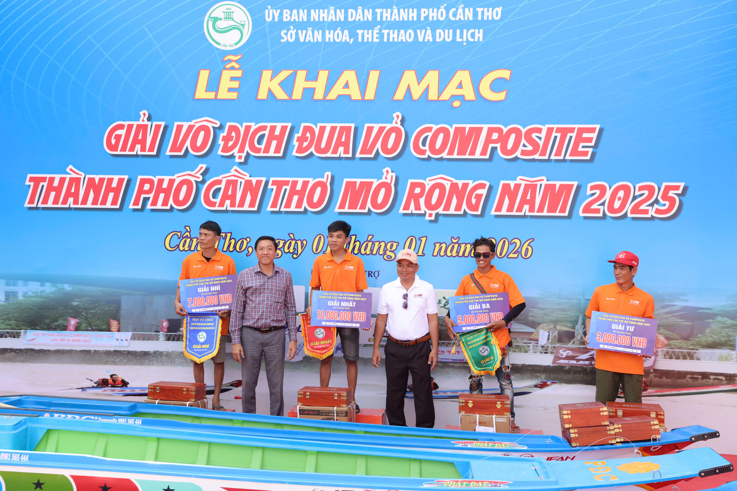 S&ocirc;ng nước Cần Thơ s&ocirc;i động ng&agrave;y đầu năm với cuộc đua vỏ composite "nghẹt thở" - Ảnh 7.