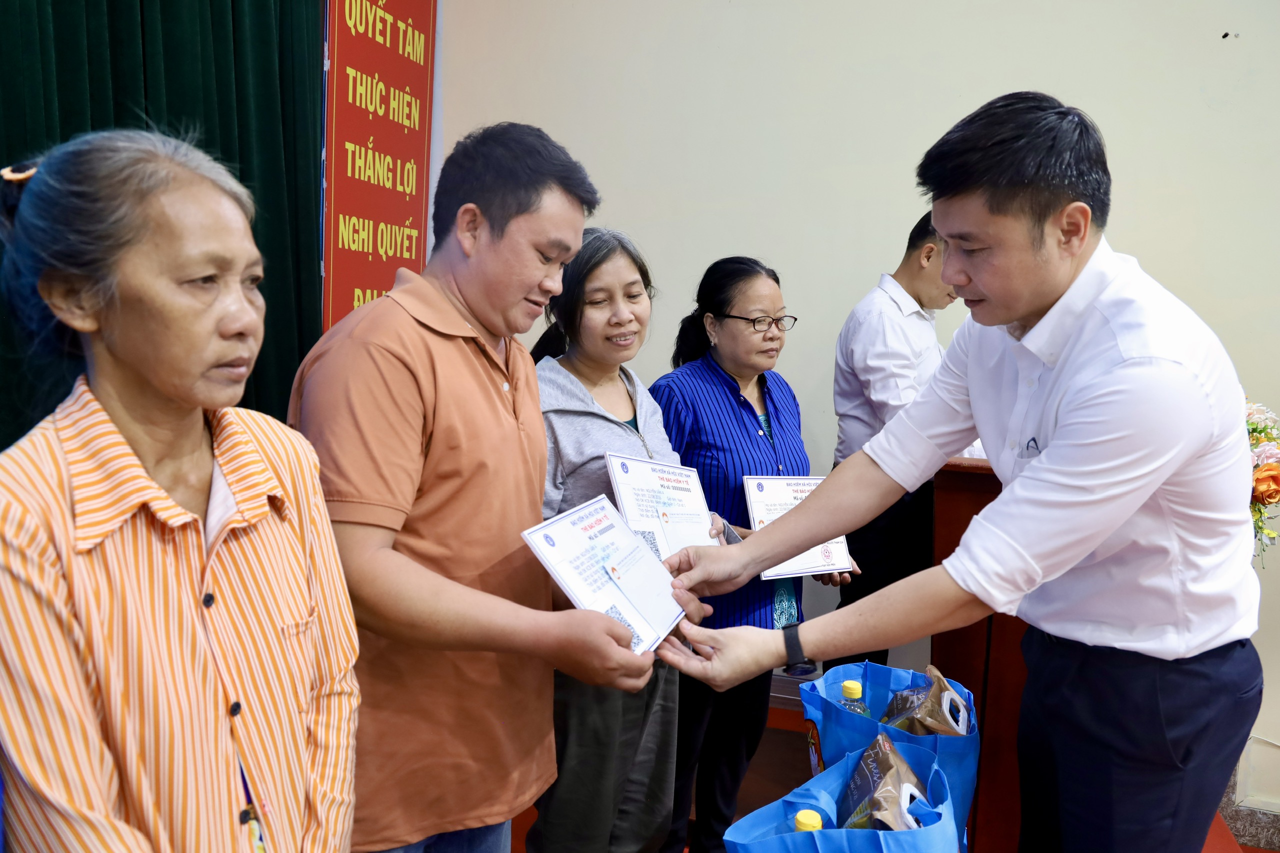 TPHCM trao thẻ BHYT, tặng quà Tết cho người dân khó khăn xã Tân Vĩnh Lộc - Ảnh 6.