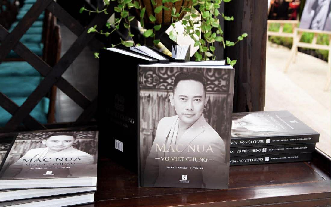 NTK Võ Việt Chung tặng tiền bán sách "Mặc Nưa" cho "Mai Vàng tri ân", "Mai Vàng nhân ái"