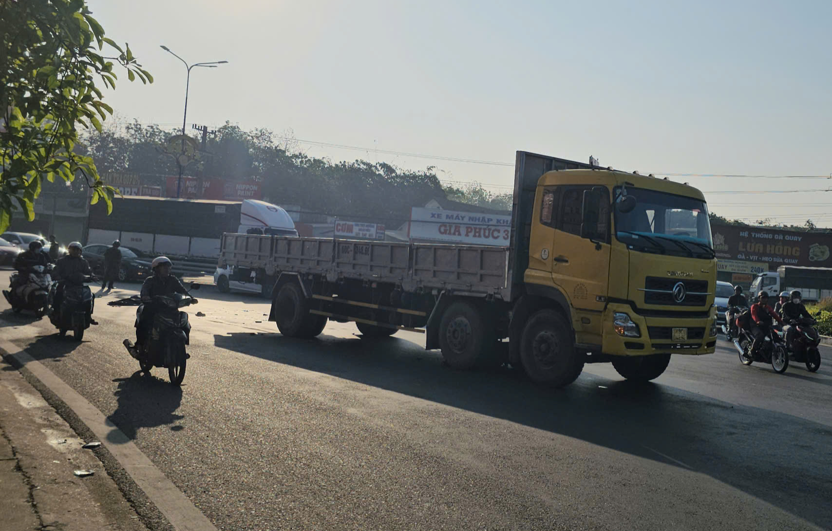 Tai nạn giao thông nghiêm trọng tại TPHCM làm 1 người tử vong và 1 người bị thương - Ảnh 2.
