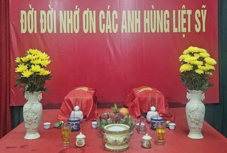 Xúc động hình ảnh di vật vừa được tìm thấy cùng 2 hài cốt liệt sĩ - Ảnh 3.