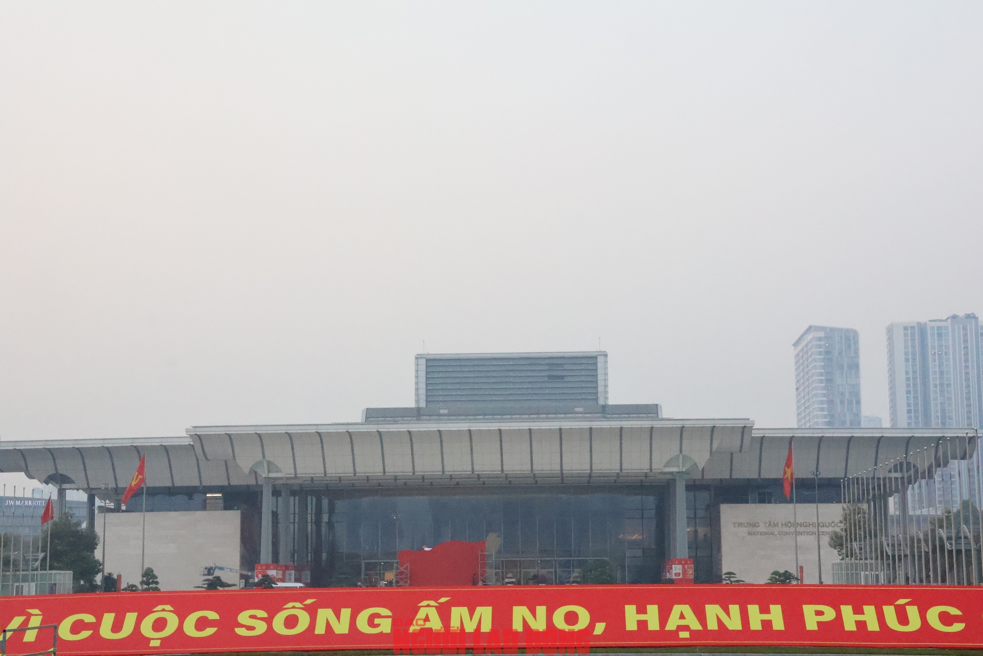 VIDEO: H&agrave; Nội rực rỡ cờ, hoa ch&agrave;o mừng Đại hội XIV của Đảng - Ảnh 9.
