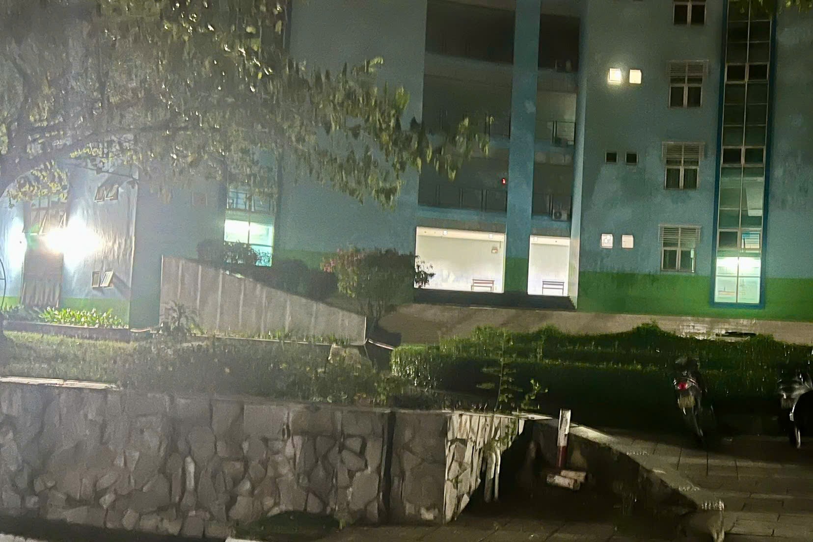Ph&aacute;t hiện nam sinh vi&ecirc;n tử vong trong trường đại học ở TPHCM - Ảnh 1.