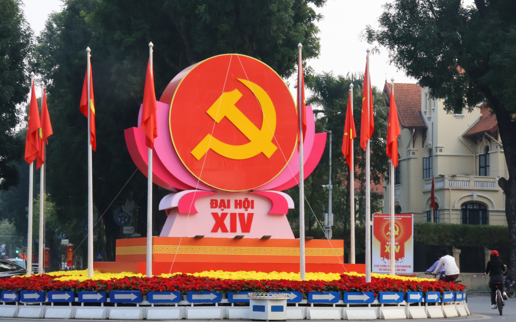 VIDEO: Hà Nội rực rỡ cờ, hoa chào mừng Đại hội lần thứ XIV của Đảng