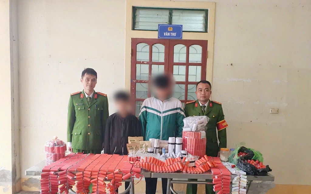Bí mật phi pháp giấu kín trong phòng ngủ nam sinh 14 tuổi