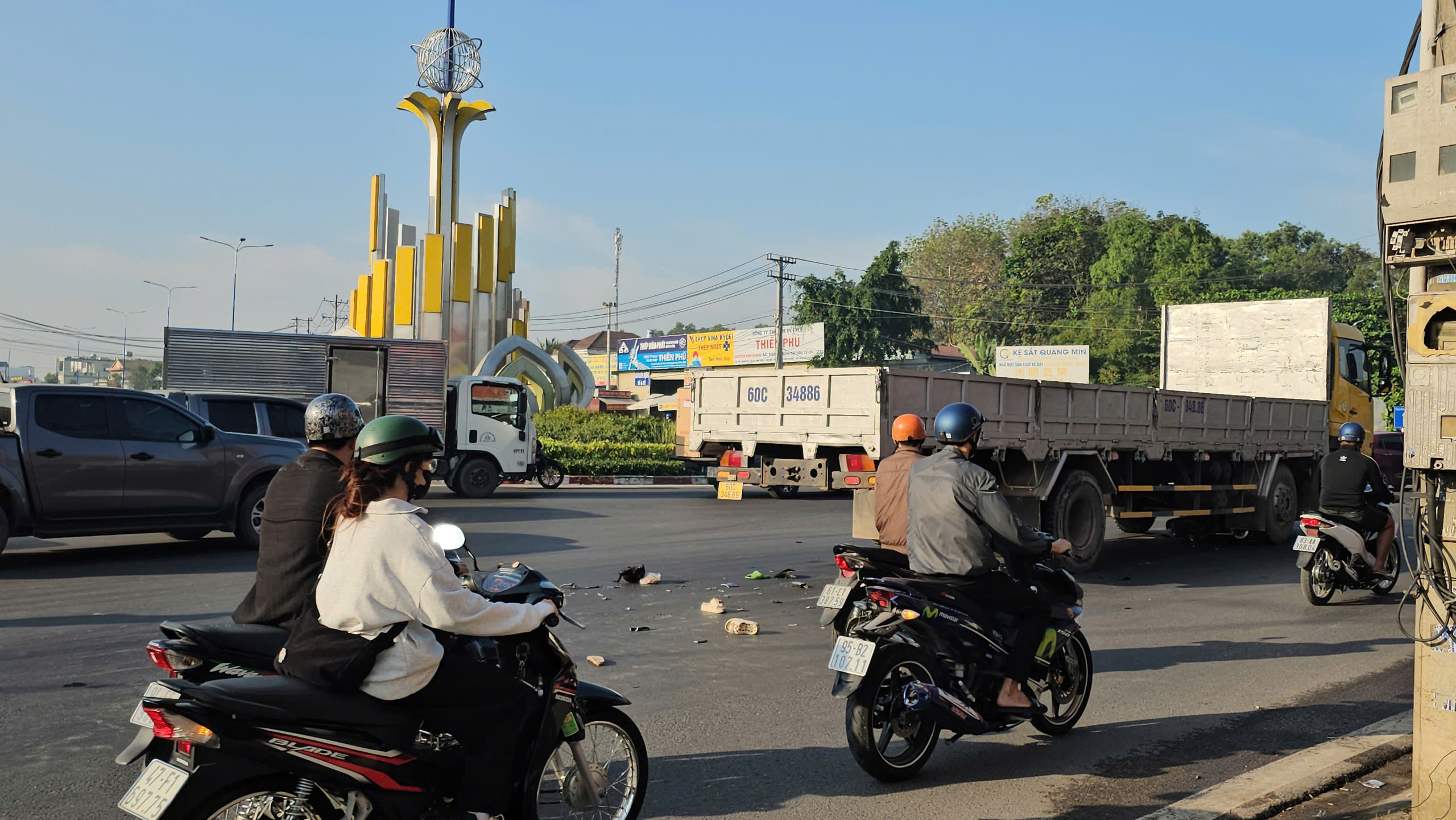 Tai nạn giao thông nghiêm trọng tại TPHCM làm 1 người tử vong và 1 người bị thương - Ảnh 1.