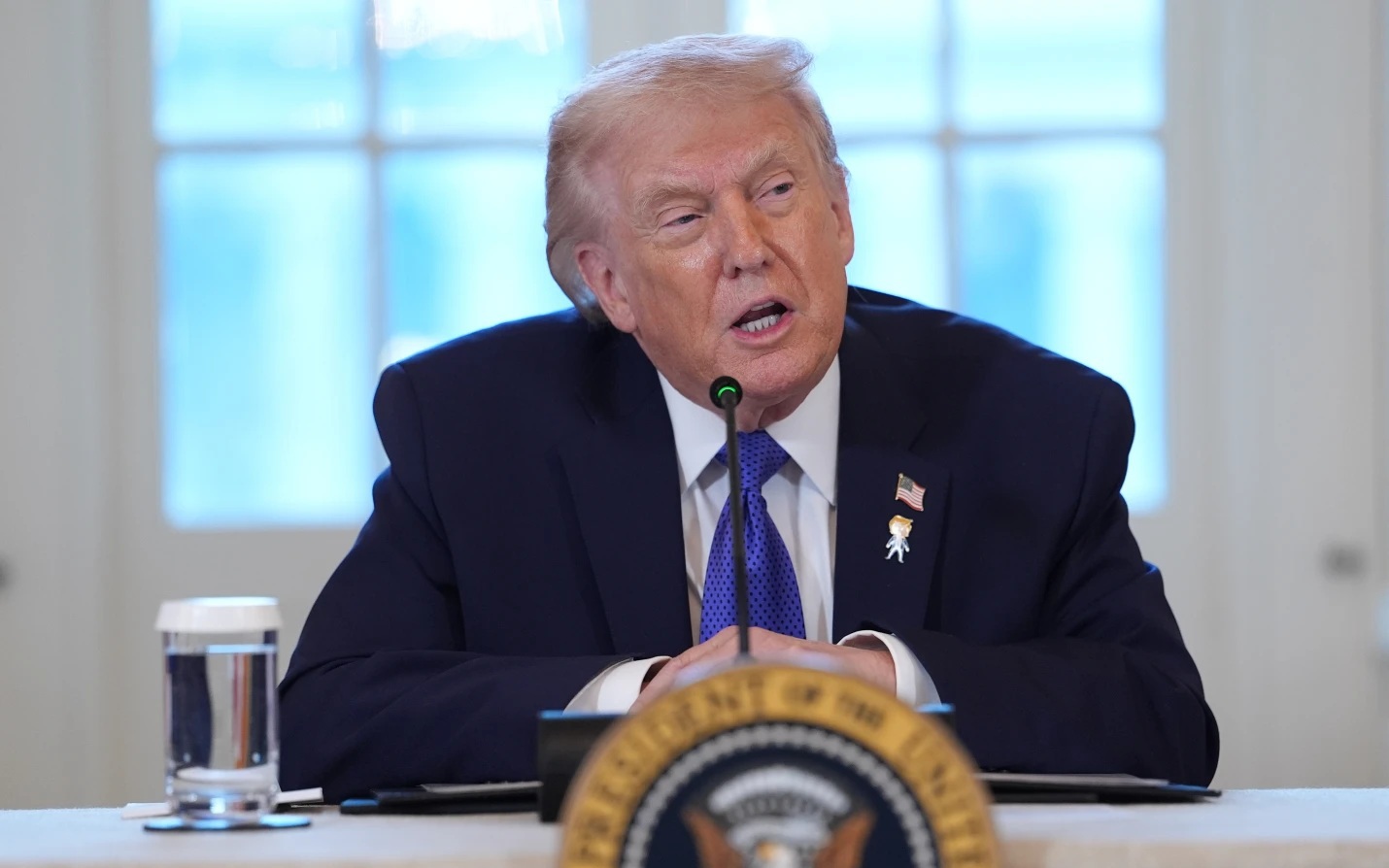 Tổng thống Donald Trump: CEO dầu mỏ đầu tư vào Venezuela sẽ "giao dịch trực tiếp với chúng tôi"