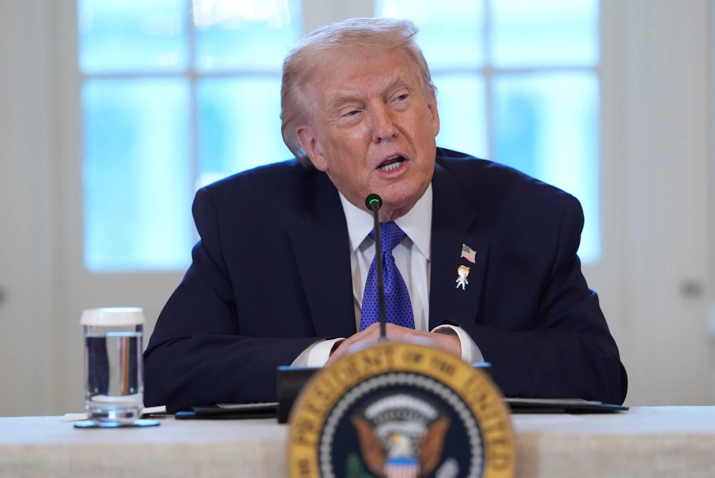 Tổng thống Donald Trump: CEO dầu mỏ đầu tư vào Venezuela sẽ "giao dịch trực tiếp với chúng tôi" - Ảnh 1.