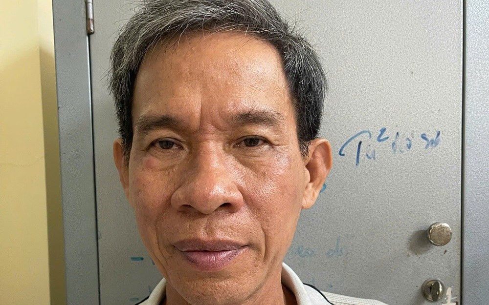 Chủ cửa hàng bán quần áo xâm hại bé gái khi vợ vắng nhà