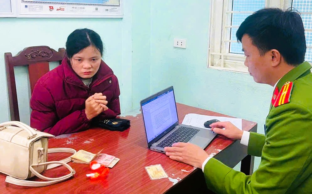 Mua v&agrave;ng giả 40.000 đồng, tới tiệm v&agrave;ng tr&aacute;o v&agrave;ng thật 30 triệu đồng - Ảnh 1.