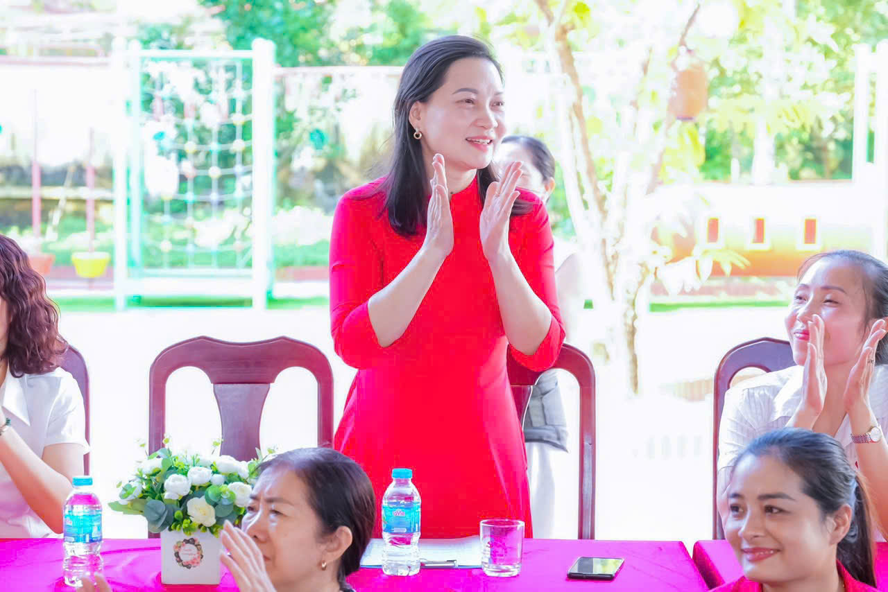 Cuộc thi viết "Người thầy k&iacute;nh y&ecirc;u": Nữ hiệu trưởng giản dị m&agrave; s&acirc;u sắc - Ảnh 1.