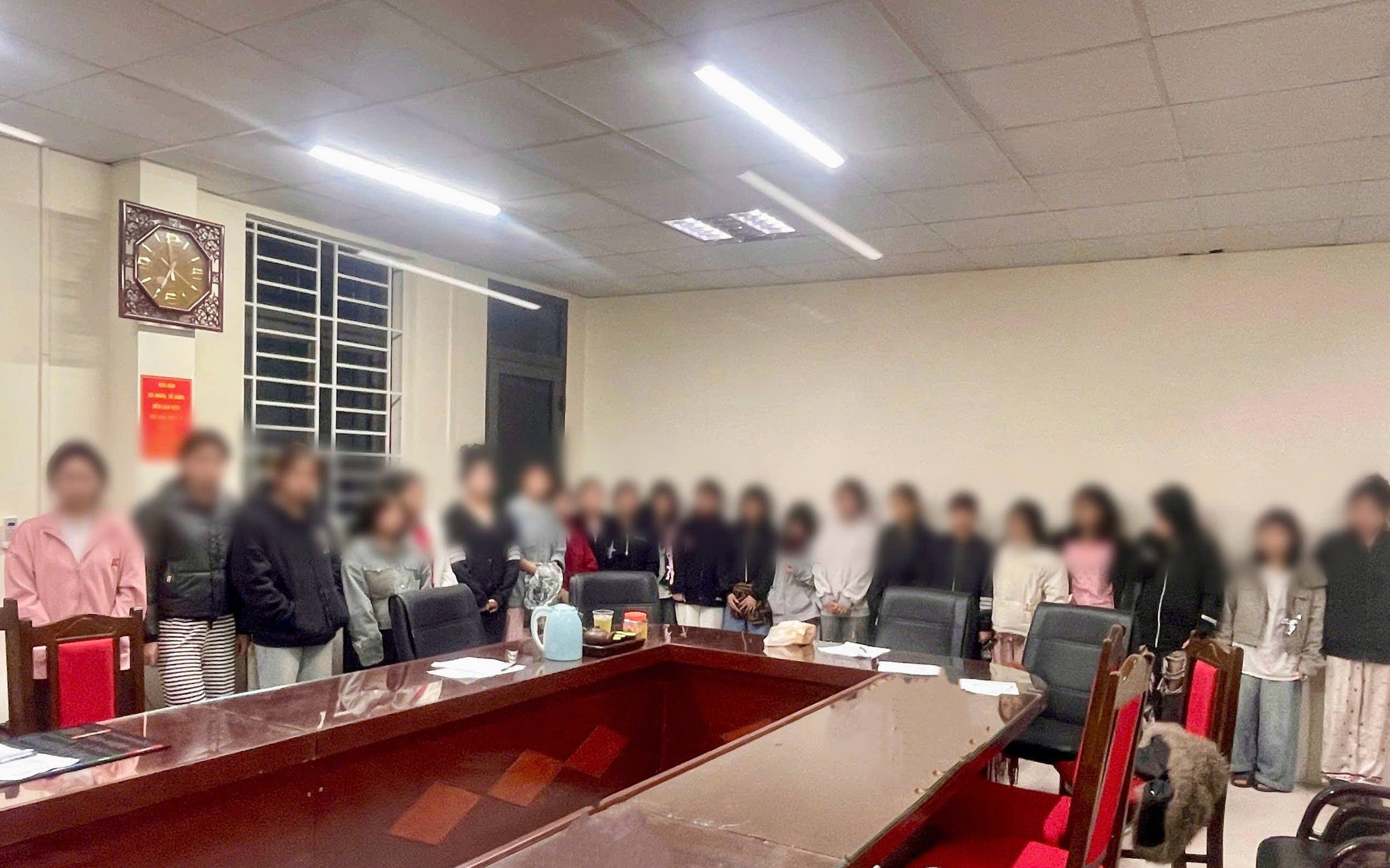Giải cứu 21 thiếu nữ khi triệt phá đường dây tuyển nhân viên "bấm bài, rót bia" tại quán karaoke