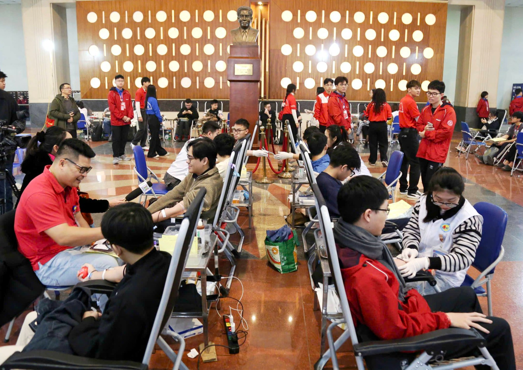 Điều đặc biệt trong Chủ nhật Đỏ tại Đại học B&aacute;ch khoa H&agrave; Nội - Ảnh 13.