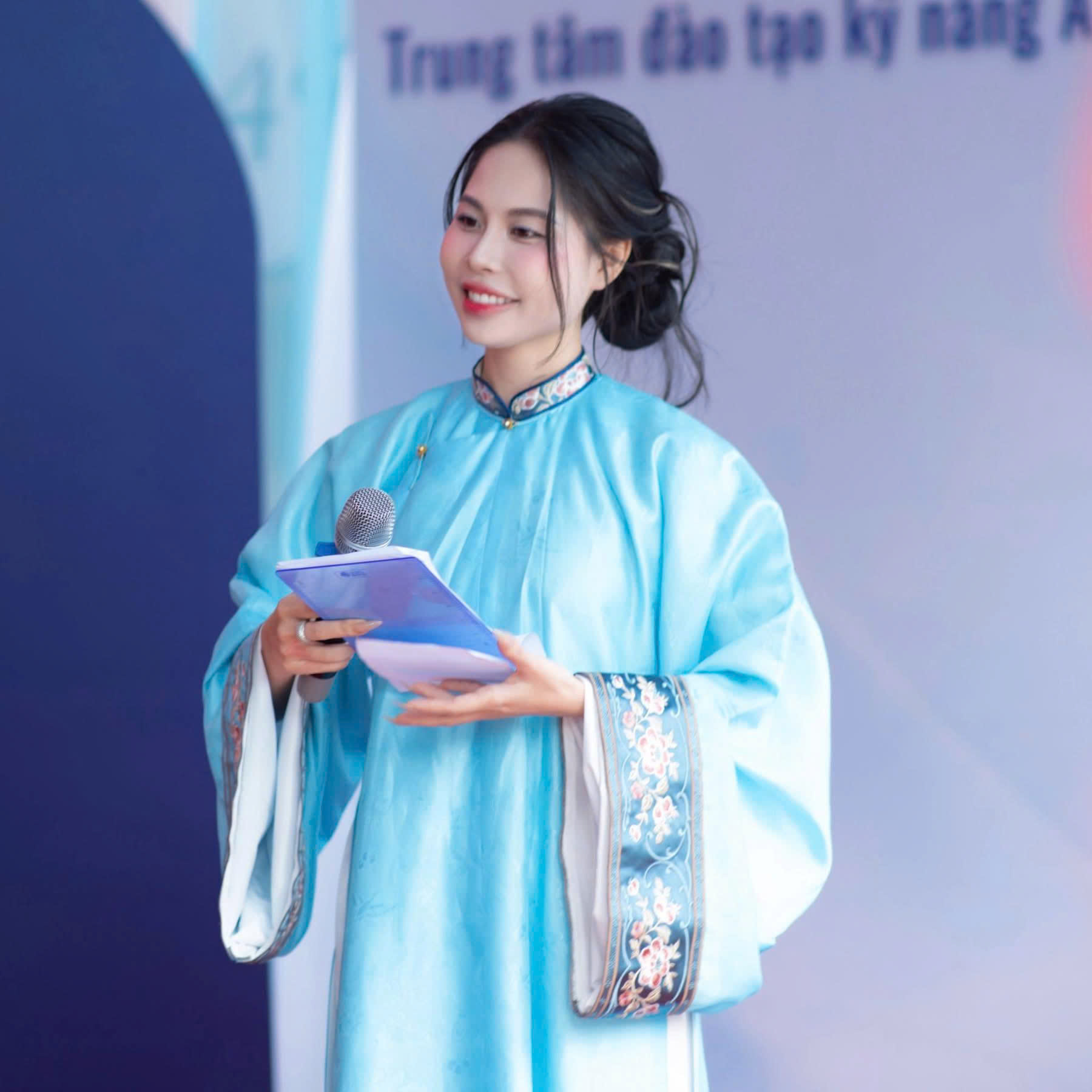 MC Tố L&acirc;m: "Một người thầy truyền cảm hứng" cho học sinh, sinh vi&ecirc;n v&agrave; MC nh&iacute; - Ảnh 2.