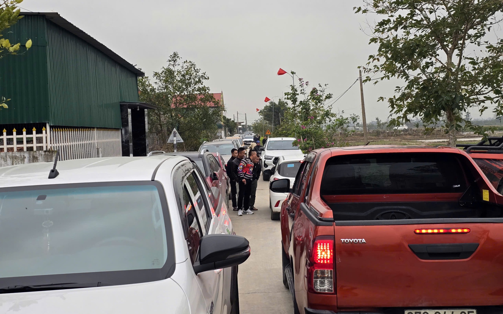 Ô tô đậu kín đường làng "săn đất" sau khi có thông tin quy hoạch khu công nghiệp