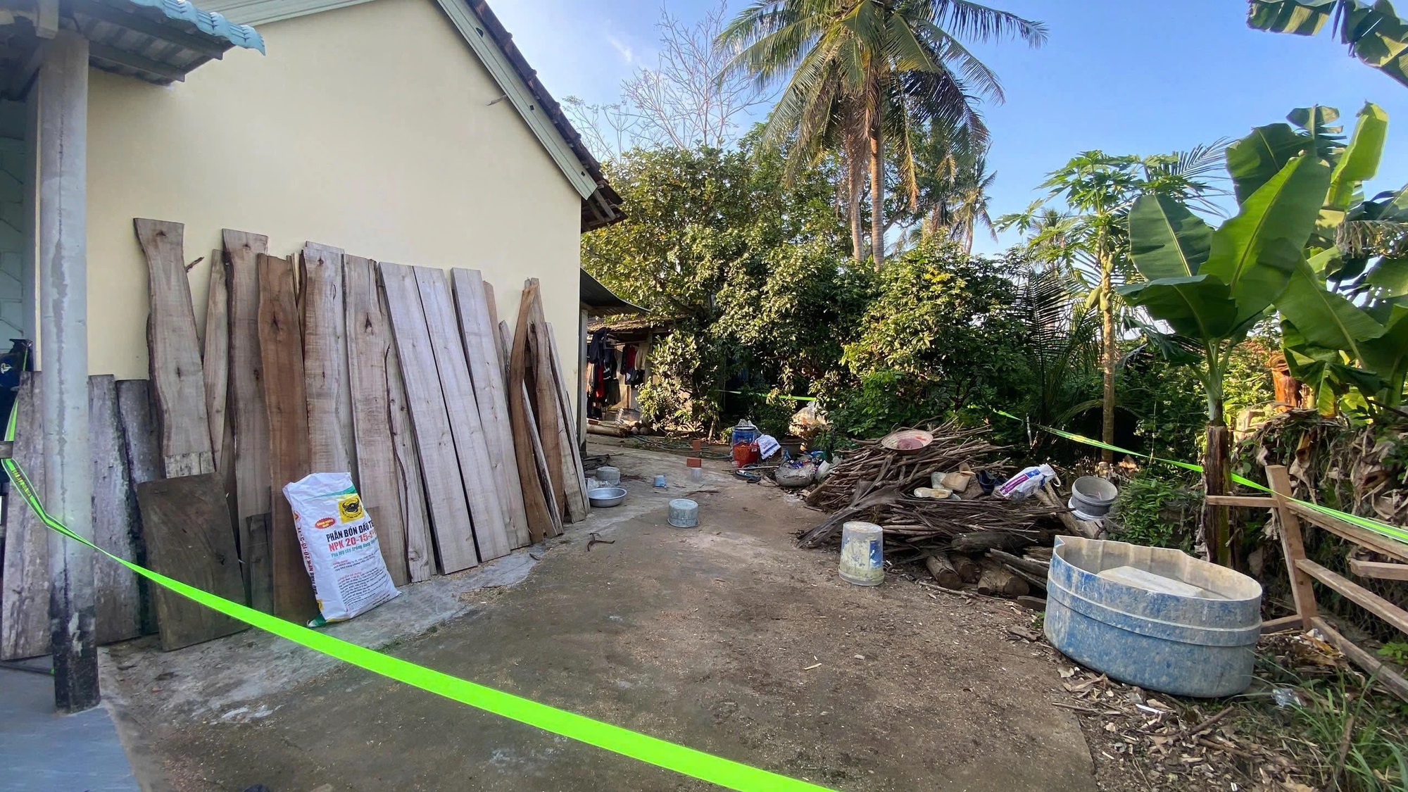 Đập g&otilde; bom bi c&ograve;n s&oacute;t sau chiến tranh để lấy phế liệu, 2 phụ nữ tử vong - Ảnh 1.