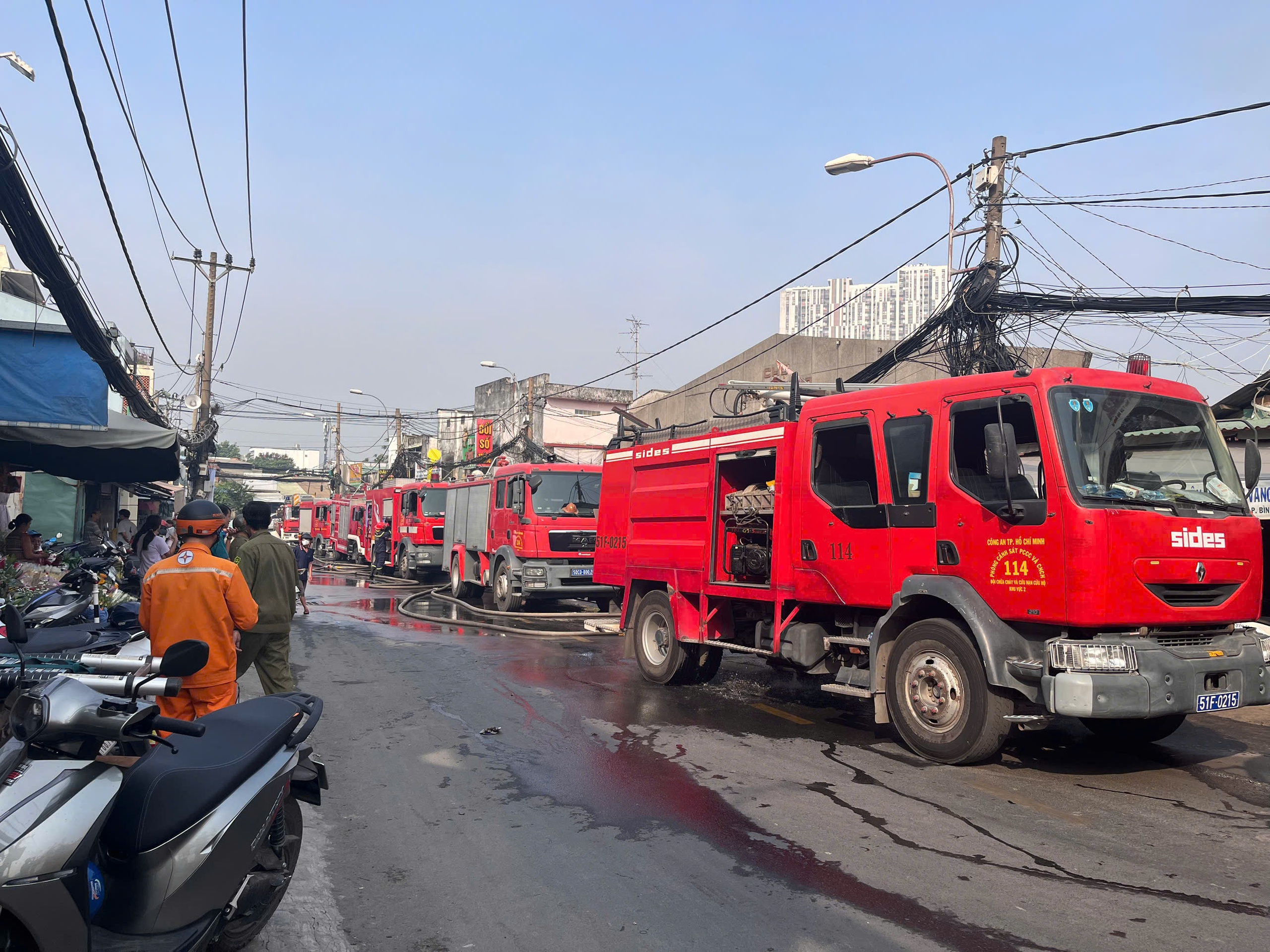 Cháy lớn thiêu rụi 5 căn nhà ở TPHCM sáng nay , nguyên nhân đang được điều tra - Ảnh 1.