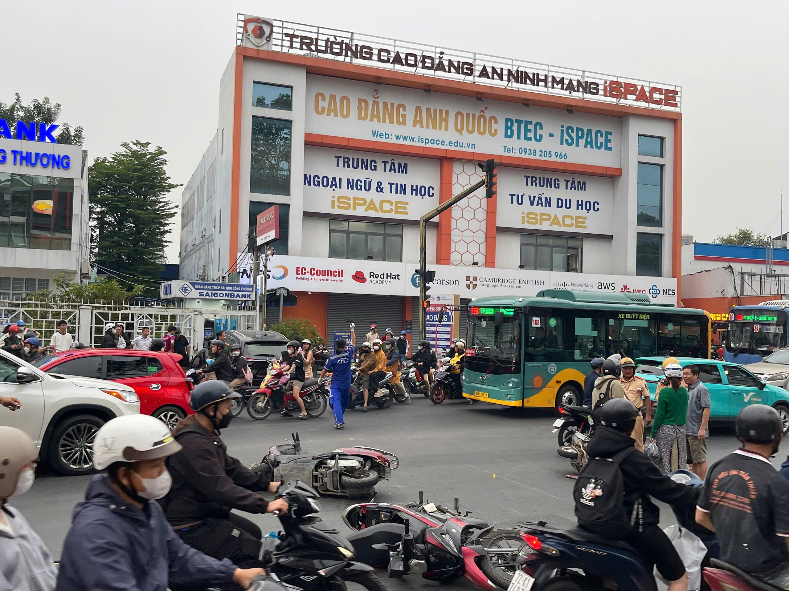 Nguyên nhân tài xế tông loạt xe máy tại giao lộ TPHCM - Ảnh 1.