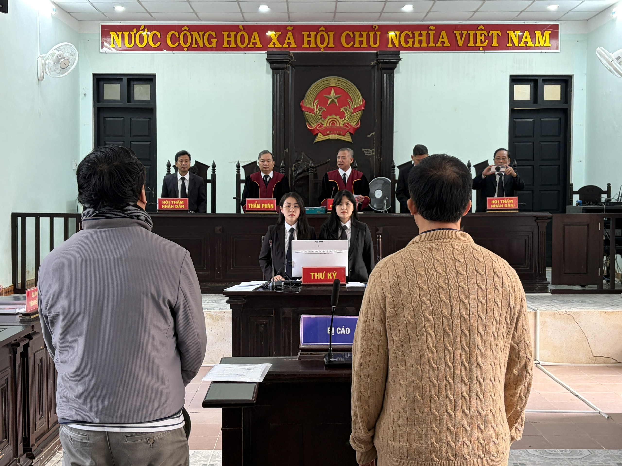 Ho&atilde;n phi&ecirc;n t&ograve;a x&eacute;t xử cựu Gi&aacute;m đốc Đại học Huế v&igrave; l&yacute; do vắng mặt nh&acirc;n chứng - Ảnh 1.