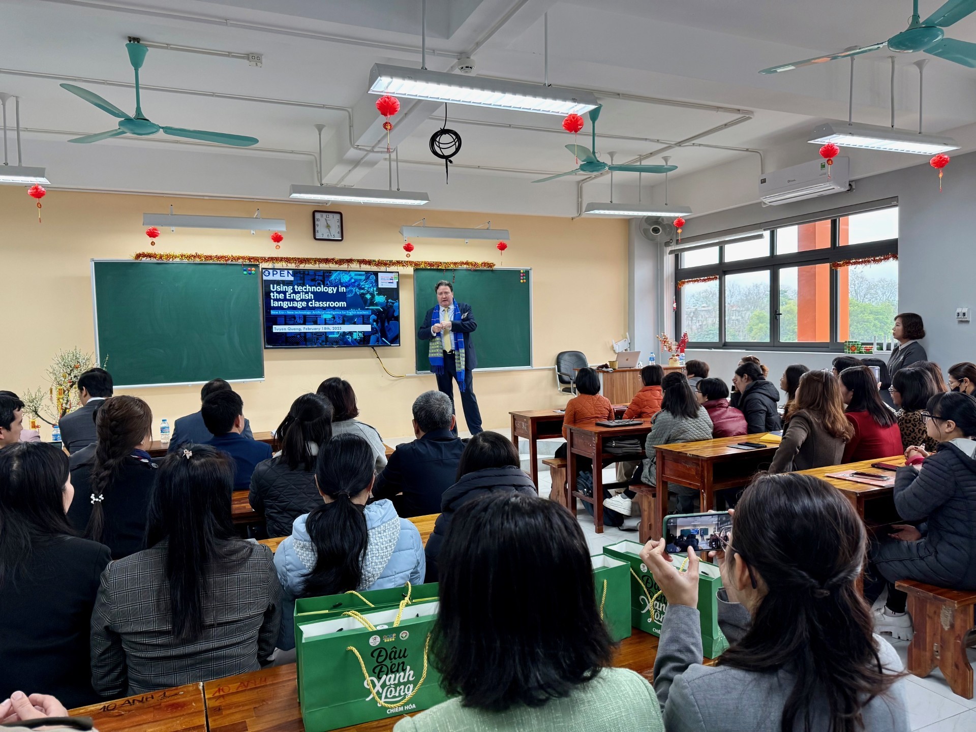 Đại sứ Mỹ Marc Knapper và những dấu ấn đặc biệt tại Việt Nam - Ảnh 16.