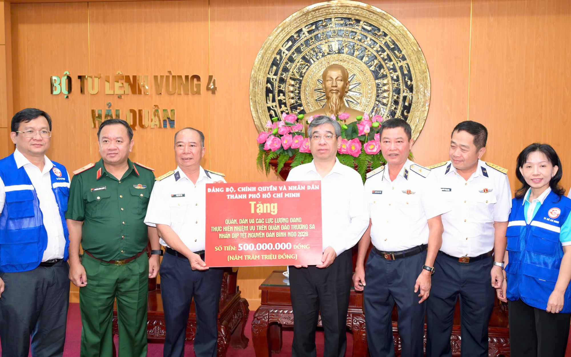 Lãnh đạo TPHCM thăm cán bộ, chiến sĩ và nhân dân trên quần đảo Trường Sa