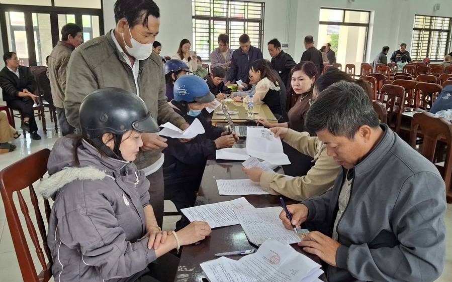 Người dân Quảng Ngãi vui mừng nhận tiền hỗ trợ dịch tả heo châu Phi
